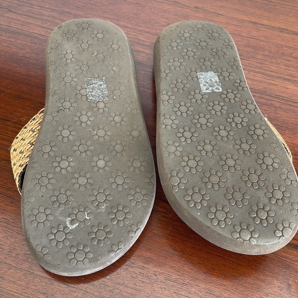 NATURAL COLORS WOVEN FAUX LEATHER FLIP FLOPS - Picture 4 of 5